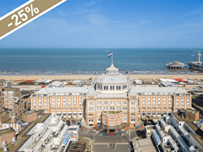 Grand Hotel Amrâth Kurhaus with a beach in the background and a view of the North Sea.