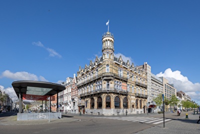 Amrâth Grand Hotel de l'Empereur in Maastricht, grand building with a turret on the corner.