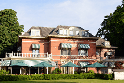 Amrâth Hotel Lapershoek Arenapark, a charming villa with green awnings.