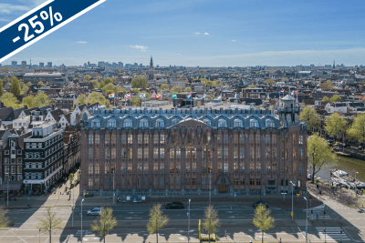 Grand Hotel Amrâth Amsterdam gelegen in hartje centrum Amsterdam, gelegen langs de grachten en het centraal station.